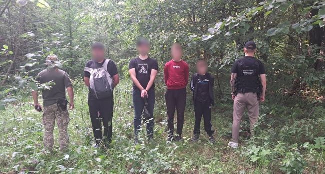 Неповнолітні у ролі провідників: на Буковині викрито схему незаконного переправлення осіб до Румунії (ВІДЕО)