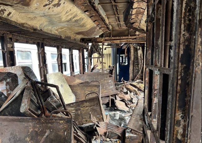 Уламки поїзда, понівеченого внаслідок ракетної атаки рф на Дніпро у квітні 2024 року, передали до музею Уламки поїзда, понівеченого внаслідок ракетної атаки рф на Дніпро у квітні 2024 року, передали до музею