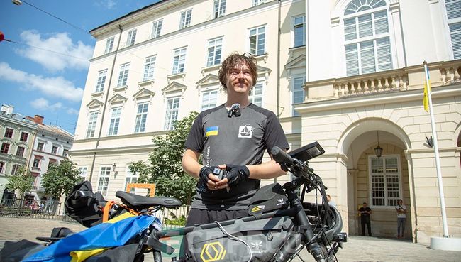 Проїхав 1600 км на велосипеді: у Львові зустріли нідерландця, який збирав гроші для української молоді