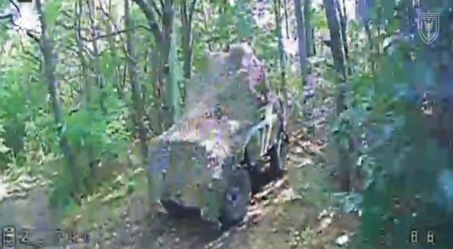 Прикордонники бригади «Гарт» дронами на оптоволокні полюють на замасковані ворожі автівки під Вовчанськом (ВІДЕО)