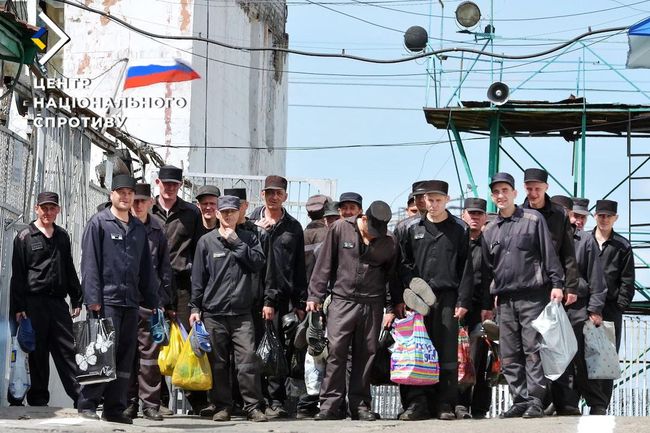 На ТОТ України окупанти готують колишніх в’язнів до війни