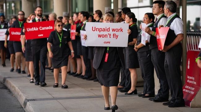 Сотні рейсів найбільшого авіаперевізника Канади скасовані через страйк бортпровідників