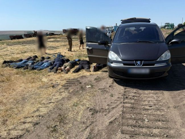 Біля кордону з Молдовою затримали переповнений «пасажирами» автомобіль