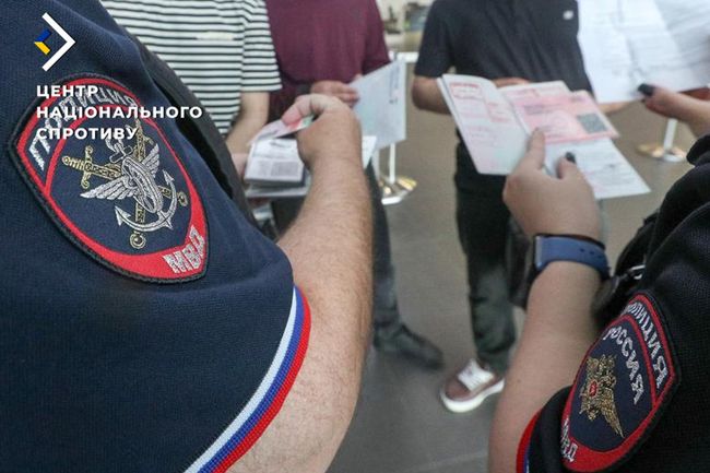 Окупанти проводять масові “фільтраційні заходи” у Криму