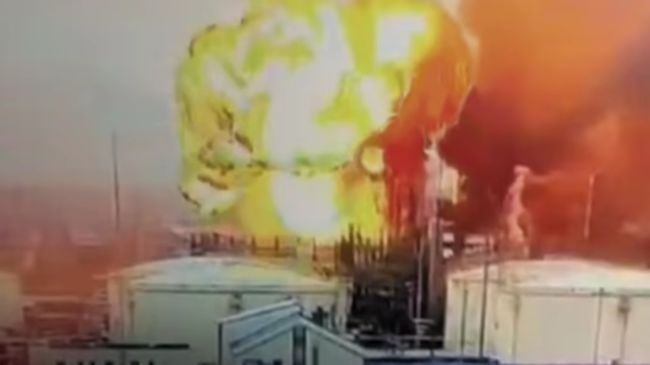 З нагоди Дня незалежності СБУ та ССО яскраво запалили нафтопереробний термінал в порту Усть-Луґа