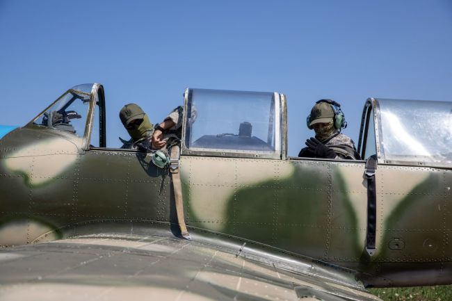 The Wall Street Journal про роботу екіпажів стареньких Yak-52, які залучаються для збиття російських дронів The Wall Street Journal про роботу екіпажів стареньких Yak-52, які залучаються для збиття російських дронів