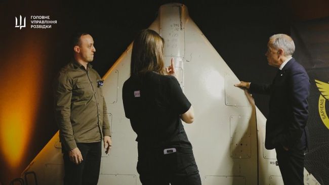 Фахівці ГУР МО України продемонстрували Премʼєр-міністру Канади Марку Карні компоненти російської зброї