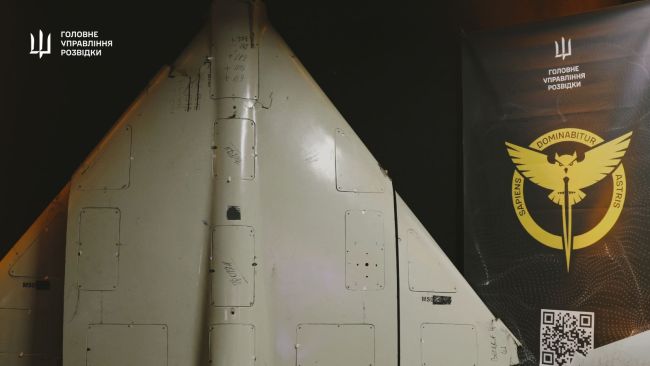 Фахівці ГУР МО України продемонстрували Премʼєр-міністру Канади Марку Карні компоненти російської зброї