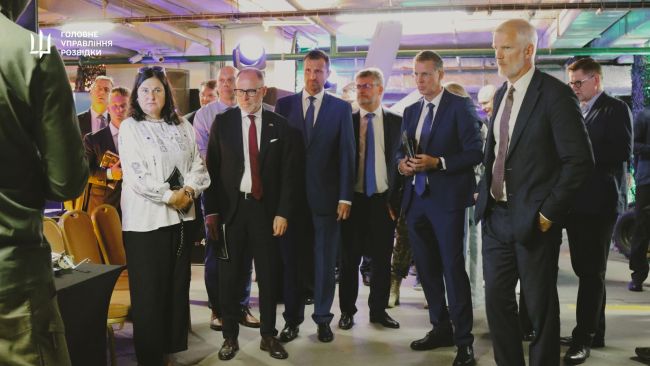 Фахівці ГУР МО України продемонстрували Премʼєр-міністру Канади Марку Карні компоненти російської зброї