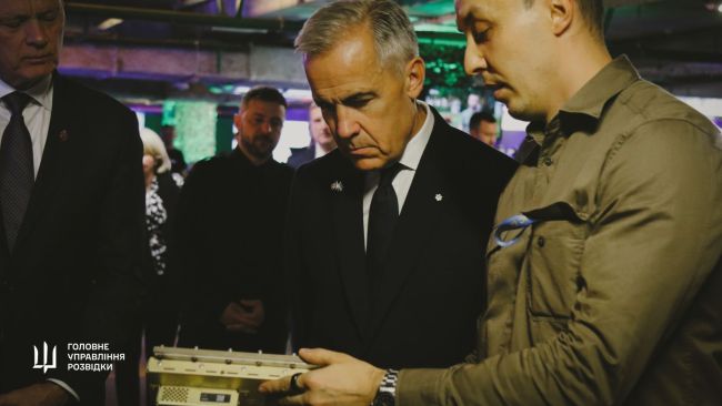 Фахівці ГУР МО України продемонстрували Премʼєр-міністру Канади Марку Карні компоненти російської зброї
