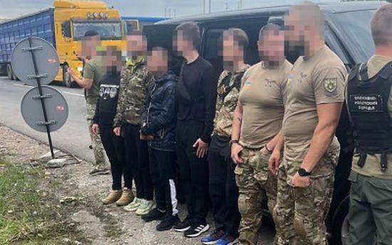 Поліцейський з Києва перевозив ухилянтів до кордону під виглядом спецпризначенців, — ДБР
