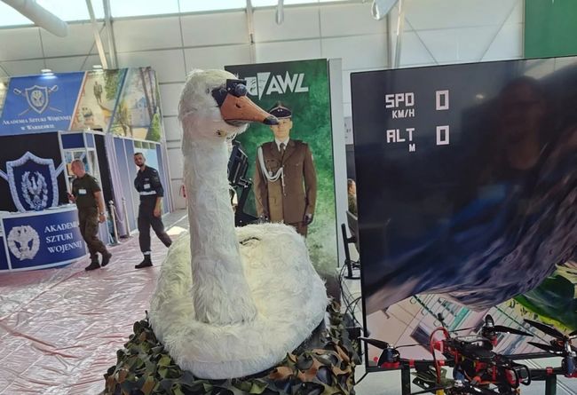 У Польщі представили дрон Качка з опудалом лебедя для розвідки і атаки