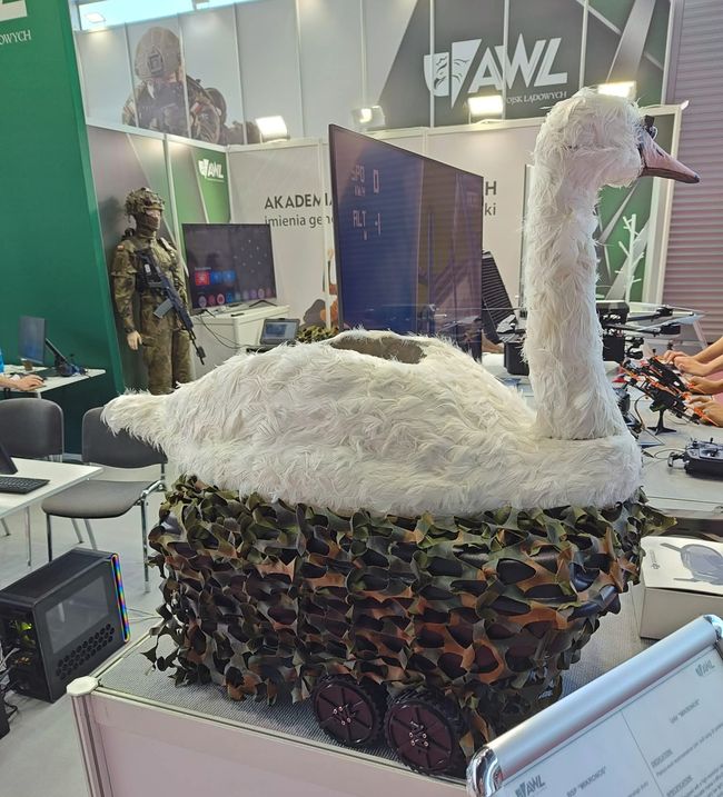 У Польщі представили дрон Качка з опудалом лебедя для розвідки і атаки У Польщі представили дрон Качка з опудалом лебедя для розвідки і атаки