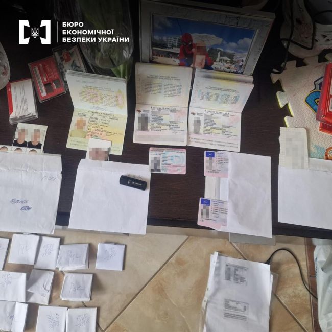 Виробляли фальшиві документи з голограмами - БЕБ Виробляли фальшиві документи з голограмами - БЕБ