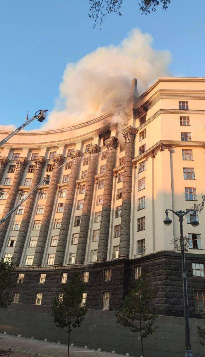 Горить будівля кабміну Горить будівля кабміну