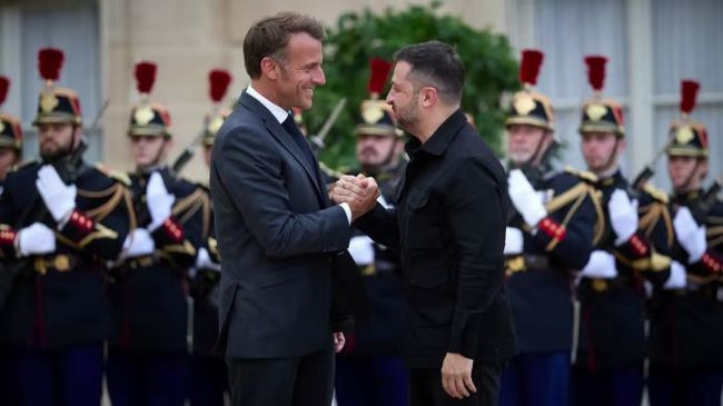 Макрон: росія дедалі більше занурюється в логіку війни й терору