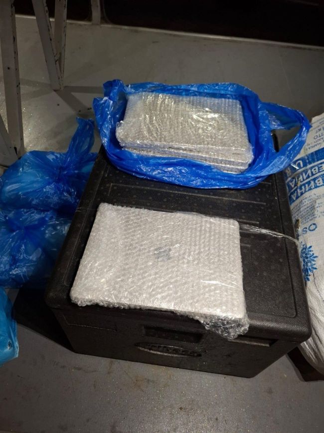 «Яблучний врожай» на кордоні: на Вінниччині прикордонники виявили 30 MacBook у рейсовому автобусі (ВІДЕО) «Яблучний врожай» на кордоні: на Вінниччині прикордонники виявили 30 MacBook у рейсовому автобусі (ВІДЕО)