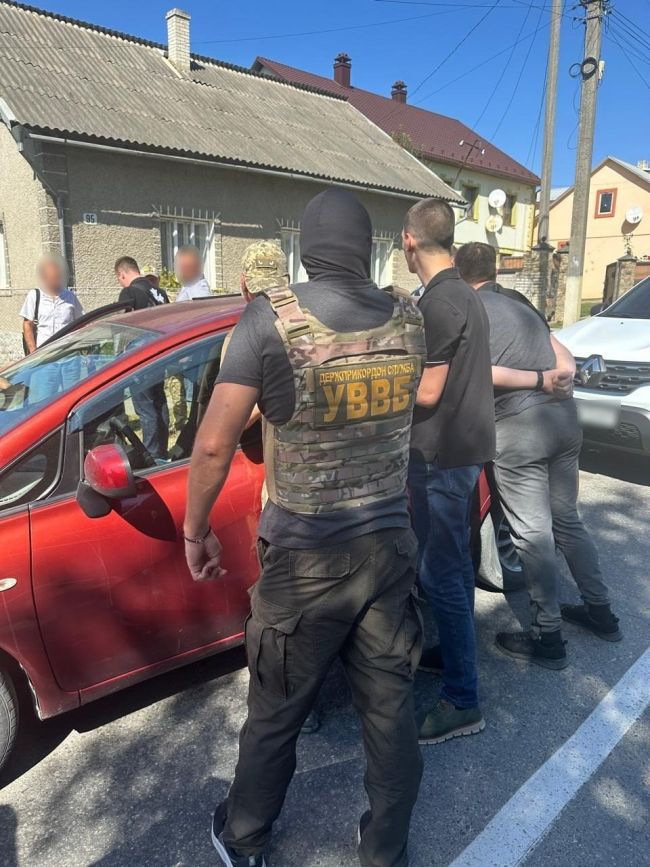 Прикордонники викрили співробітників ТЦК, які за 8 тисяч євро переправляли чоловіків у Румунію Прикордонники викрили співробітників ТЦК, які за 8 тисяч євро переправляли чоловіків у Румунію