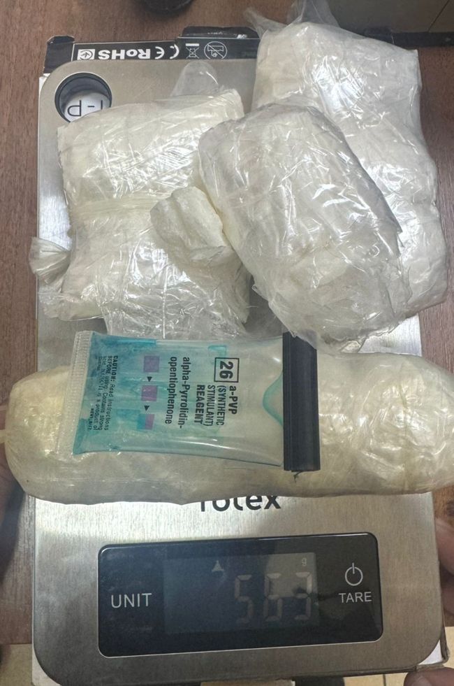 На кордоні з Румнією прикордонники за допомогою службового собаки викрили наркокур’єрку з понад 500 грамів альфа-PVP