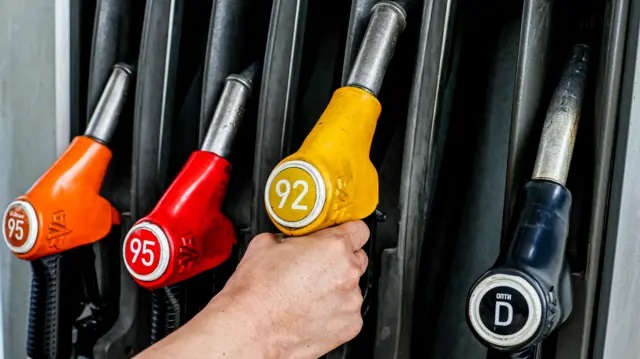 кремль «заморозив» ціни на бензин, але розморозив дефіцит і «сіру» торгівлю кремль «заморозив» ціни на бензин, але розморозив дефіцит і «сіру» торгівлю