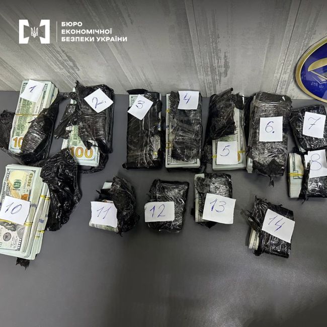 Водій автобуса намагався перевезти через державний кордон 260 тисяч доларів США Водій автобуса намагався перевезти через державний кордон 260 тисяч доларів США