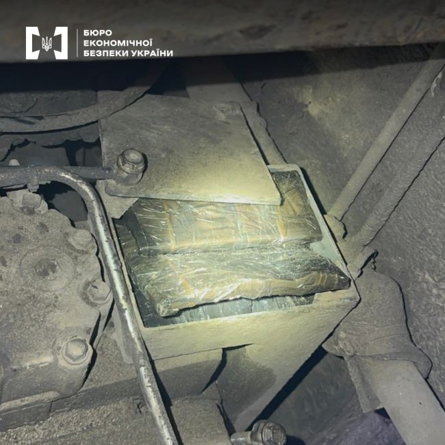 Водій автобуса намагався перевезти через державний кордон 260 тисяч доларів США Водій автобуса намагався перевезти через державний кордон 260 тисяч доларів США