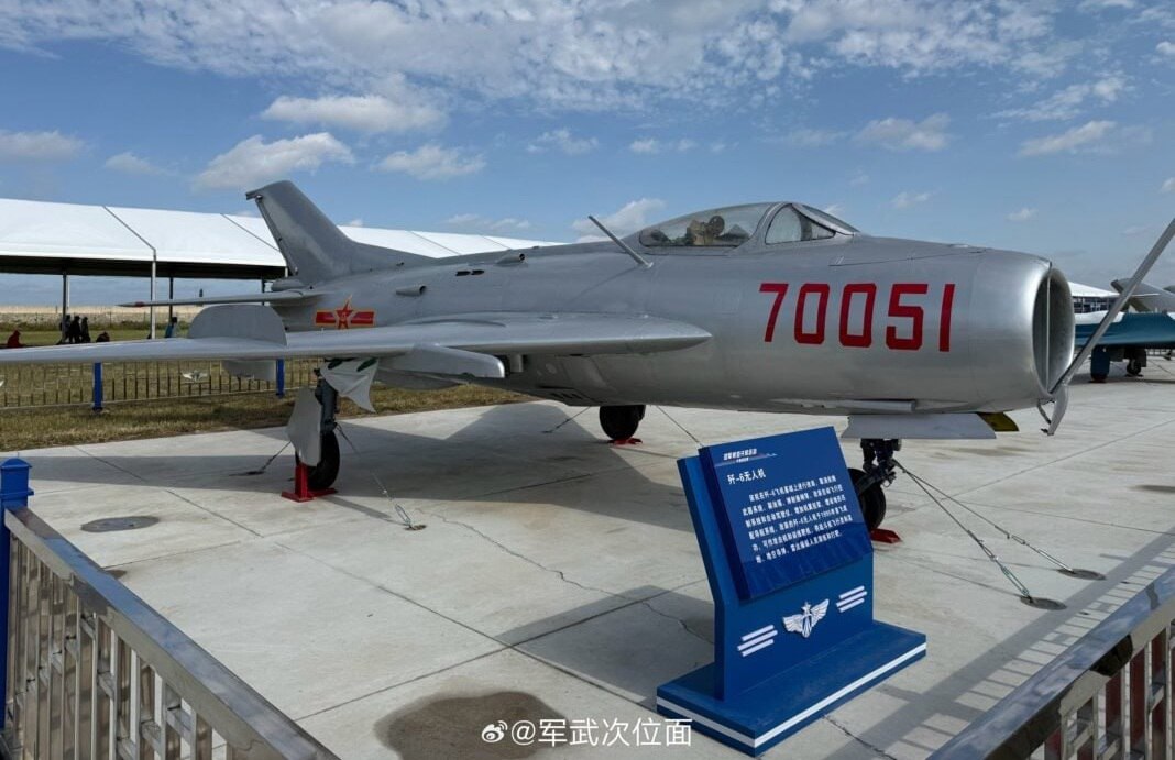 Китай показал на авиашоу в Чанччуне старый истребитель J-6 времен начала Холодной войны, переделанный в беспилотник