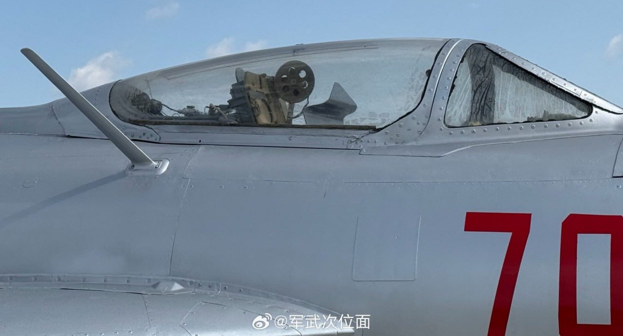 Китай показал на авиашоу в Чанччуне старый истребитель J-6 времен начала Холодной войны, переделанный в беспилотник Китай показал на авиашоу в Чанччуне старый истребитель J-6 времен начала Холодной войны, переделанный в беспилотник