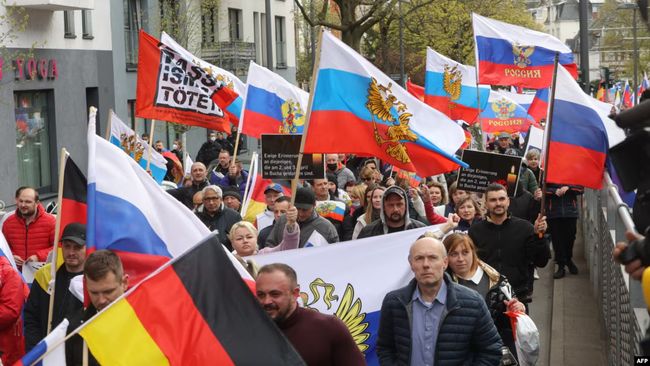 Кто и как расшатывает лодку Германии