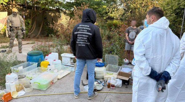 «Наркотики в іграшках»: прикордонники накрили підпільну нарколабораторію та міжнародний канал збуту alfa-PVP (ВІДЕО) «Наркотики в іграшках»: прикордонники накрили підпільну нарколабораторію та міжнародний канал збуту alfa-PVP (ВІДЕО)