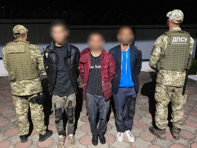 На Закарпатті прикордонники зірвали нічну втечу 10 порушників кордону На Закарпатті прикордонники зірвали нічну втечу 10 порушників кордону