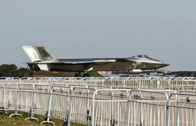 Китай официально довел свой парк истребителей пятого поколения J-20 до 300 машин