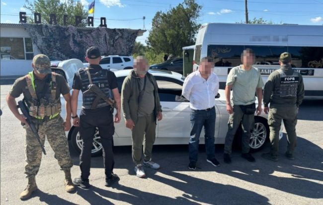 Фальшивий прокурор віз на кордон двох фальшивих понятих