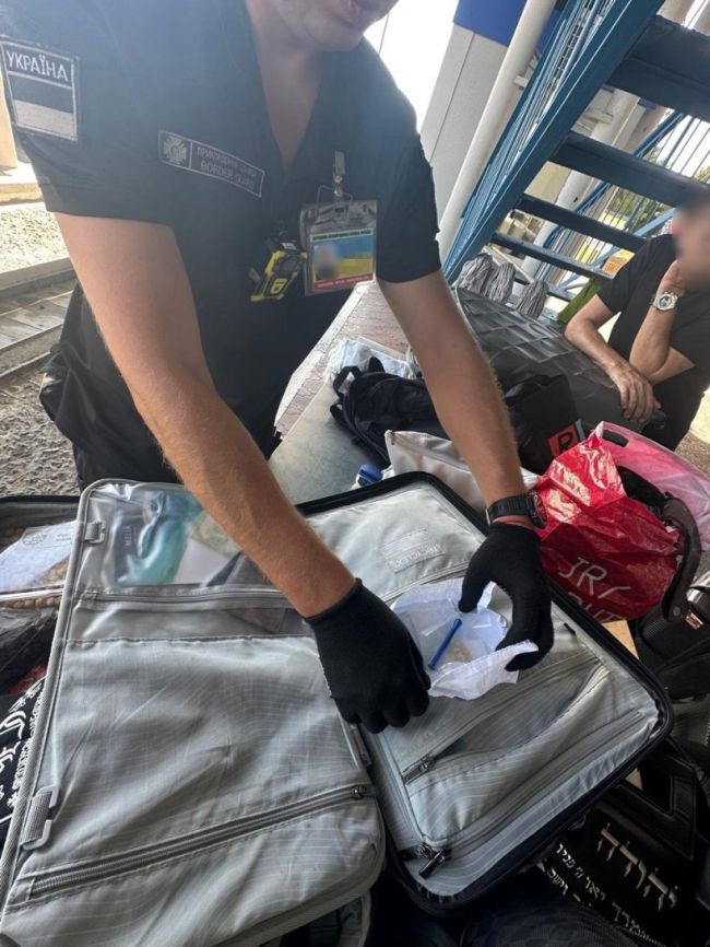 На Одещині прикордонники виявили наркотики у багажі громадянина Франції