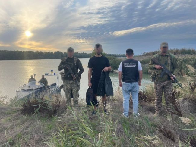 Прикордонники затримали порушника, який вдавав рибалку та планував у ластах переплисти в Румунію