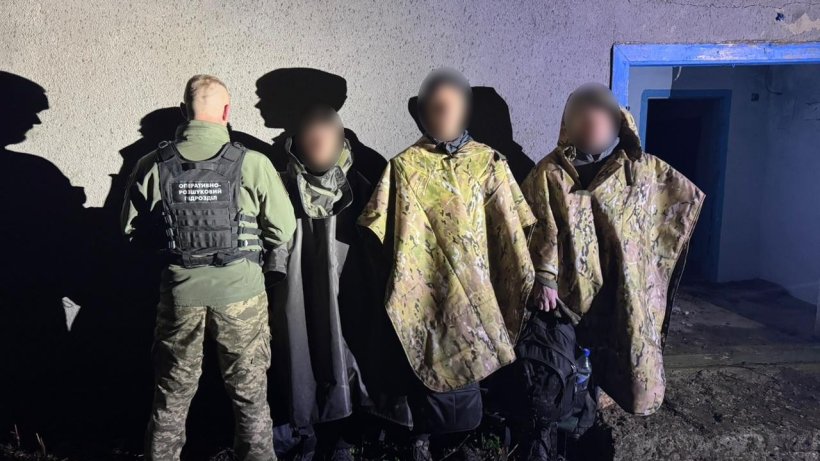 «Плащі-невидимки» не допомогли: прикордонники зупинили незаконний похід до Молдови