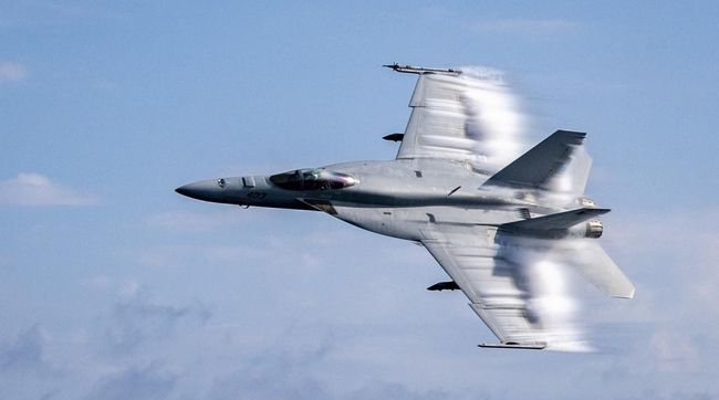 США розбирають на запчастини винищувачі F/A-18 та атомні підводні човни: яка причина