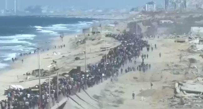 Майже біблійська картина — натовп палестинців прямує в райони, звідки ЦАХАЛ відвів свої війська