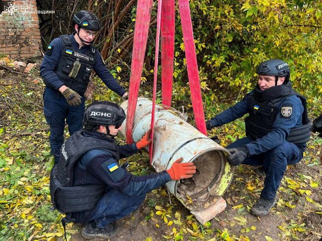 На Чернігівщині сапери ДСНС знешкодили бойову частину Іскандеру, яка впала на присадибну ділянку