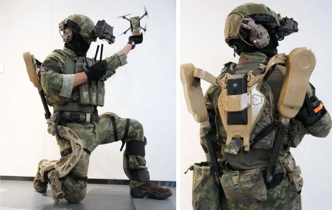 У Китаї створили бойовий екзоскелет для операторів БпЛА зі вбудованим AR-шоломом та пусковою установкою