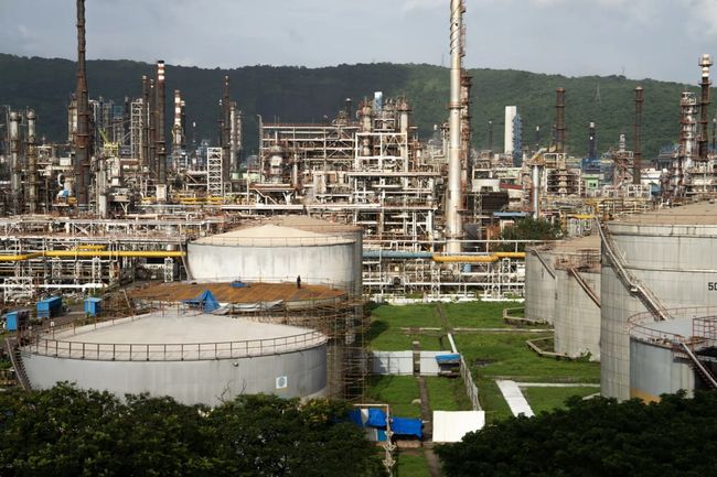 Индийские НПЗ уже сократили импорт российской нефти на 50%, — Reuters