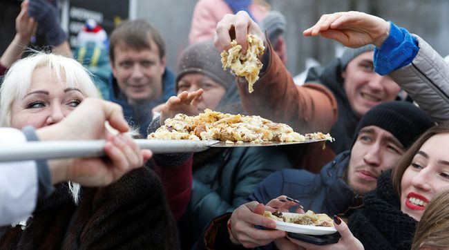 «Праця за їжу»: у 220 районах росії витрати на їжу становлять більшу частину всіх безготівкових витрат «Праця за їжу»: у 220 районах росії витрати на їжу становлять більшу частину всіх безготівкових витрат