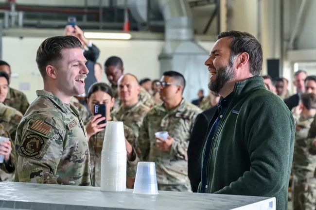 Урядова зупинка: союзник НАТО пропонує виплатити зарплату 11 000 співробітників