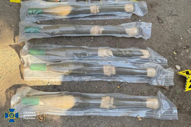 СБУ, ДБР та Нацполіція затримали ще 9 ділків, які намагалися налагодити нелегальний продаж «трофейної» зброї в Україні СБУ, ДБР та Нацполіція затримали ще 9 ділків, які намагалися налагодити нелегальний продаж «трофейної» зброї в Україні