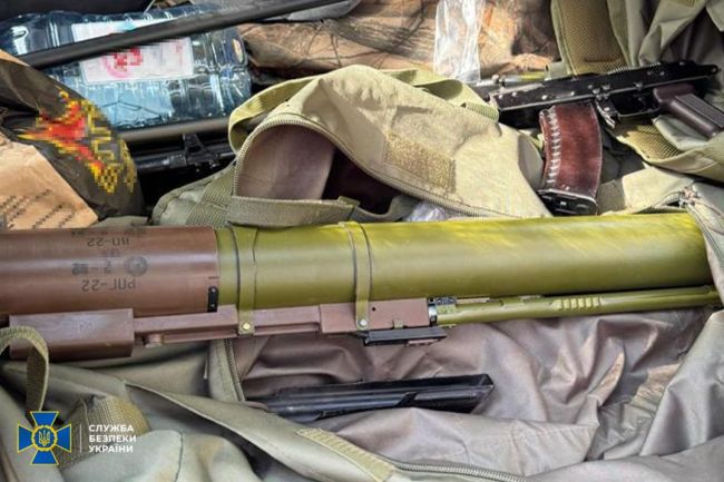 СБУ, ДБР та Нацполіція затримали ще 9 ділків, які намагалися налагодити нелегальний продаж «трофейної» зброї в Україні СБУ, ДБР та Нацполіція затримали ще 9 ділків, які намагалися налагодити нелегальний продаж «трофейної» зброї в Україні