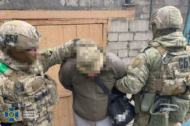 СБУ, ДБР та Нацполіція затримали ще 9 ділків, які намагалися налагодити нелегальний продаж «трофейної» зброї в Україні СБУ, ДБР та Нацполіція затримали ще 9 ділків, які намагалися налагодити нелегальний продаж «трофейної» зброї в Україні