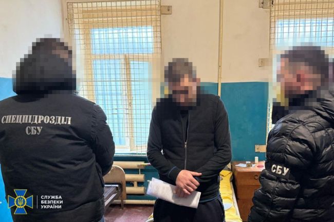 СБУ, ДБР та Нацполіція затримали ще 9 ділків, які намагалися налагодити нелегальний продаж «трофейної» зброї в Україні СБУ, ДБР та Нацполіція затримали ще 9 ділків, які намагалися налагодити нелегальний продаж «трофейної» зброї в Україні