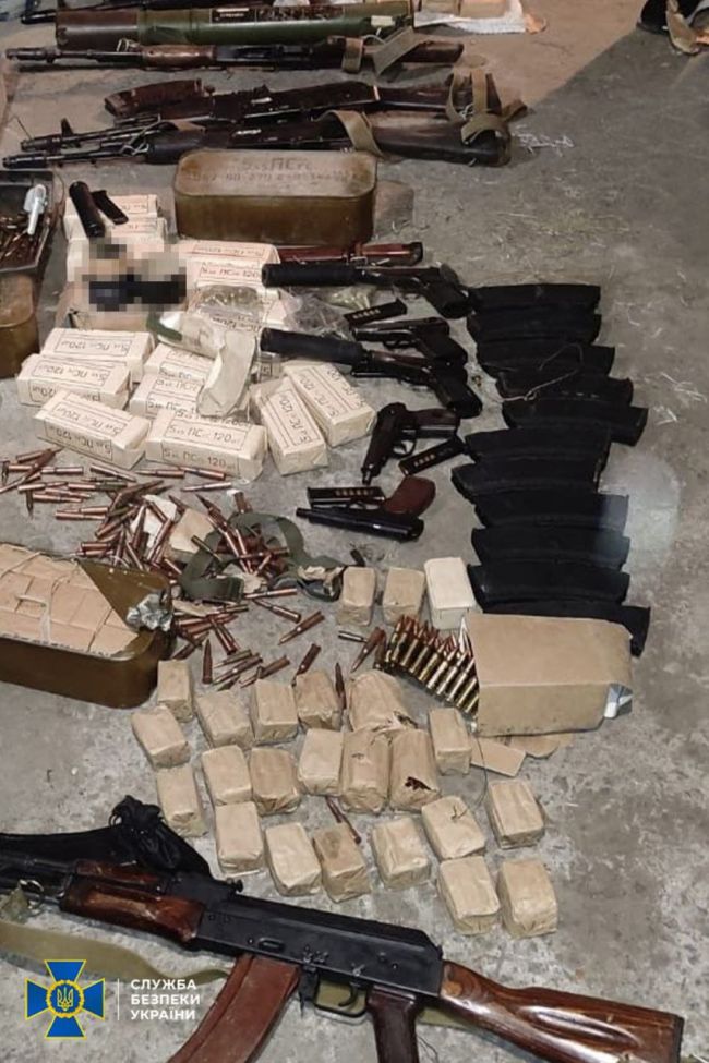 СБУ, ДБР та Нацполіція затримали ще 9 ділків, які намагалися налагодити нелегальний продаж «трофейної» зброї в Україні СБУ, ДБР та Нацполіція затримали ще 9 ділків, які намагалися налагодити нелегальний продаж «трофейної» зброї в Україні