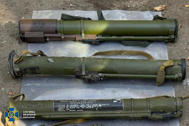 СБУ, ДБР та Нацполіція затримали ще 9 ділків, які намагалися налагодити нелегальний продаж «трофейної» зброї в Україні СБУ, ДБР та Нацполіція затримали ще 9 ділків, які намагалися налагодити нелегальний продаж «трофейної» зброї в Україні