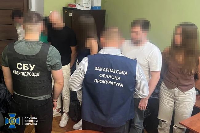 На Закарпатті судитимуть групу операторів шахрайського кол-центру, яка обкрадала громадян ЄС